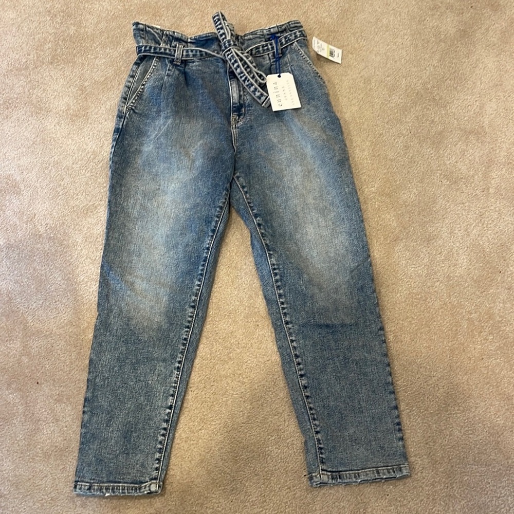 NWT Cute High Waisted 90’s style Jeans Size 11